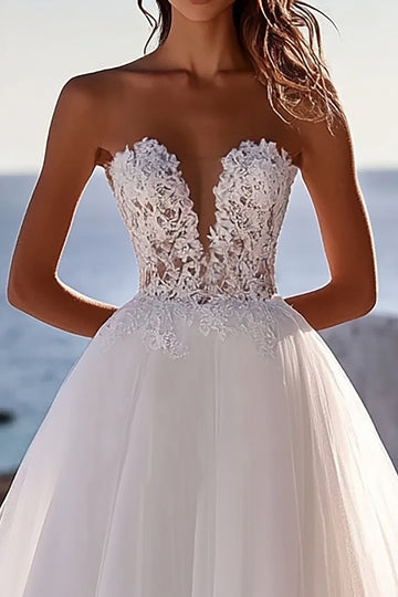 Robe de mariée sans bretelles en tulle ivoire